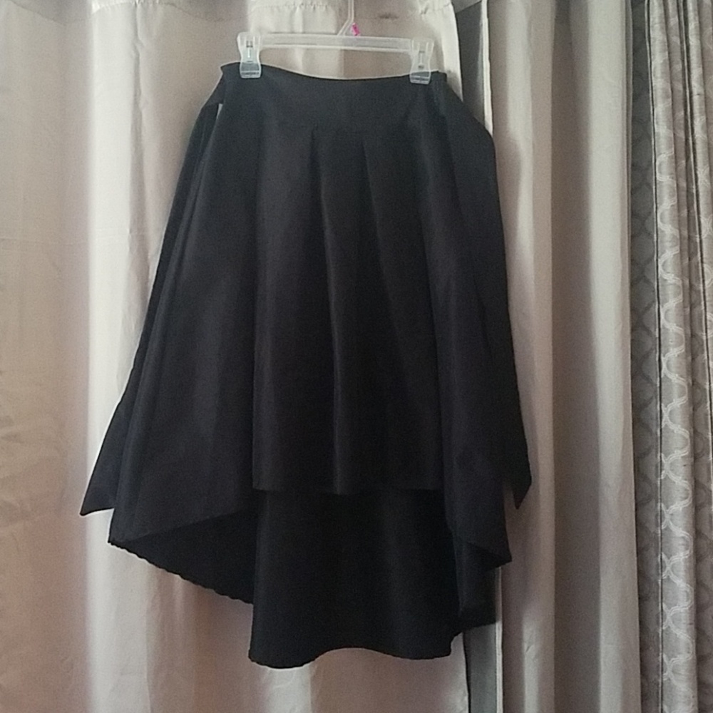 Adorable highlow knee length skirt